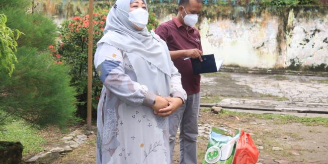 Jalani Isoman, Dua Warga Kecamatan Gading Cempaka Terima Paket Sembako dari Pemkot
