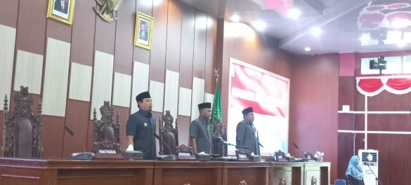 Ketua DPRD Kota Bengkulu didampingi Wakil Ketua I Marliadi memimpin dan membuka rapat paripurna