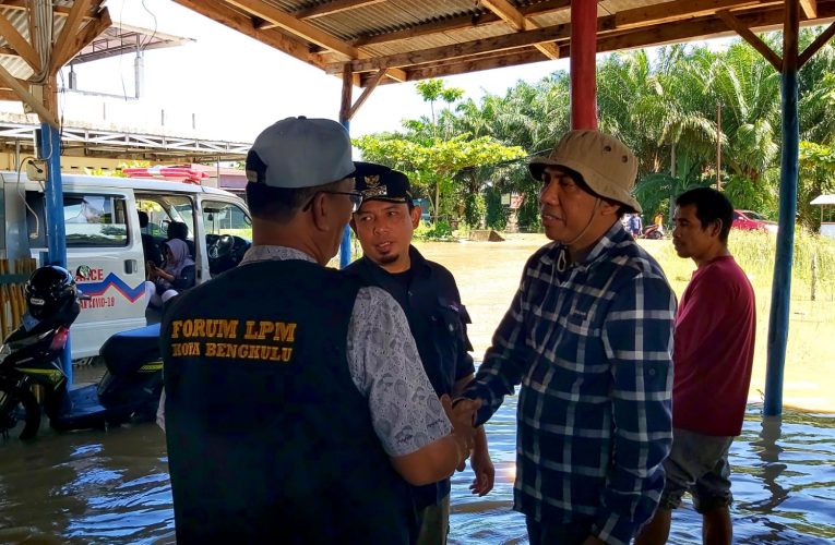 Anggota DPRD Kota Bengkulu Dediyanto, SPt MAP bersama Wakil Walikota Bengkulu Dedy Wahyudi lakukan kunjungan dan berikan bantuan ke korban banjir