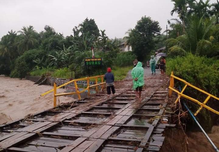Hujan Deras, Debit Air Sungai Rindu Hati Mengganas Jembatan Diinfokan Putus