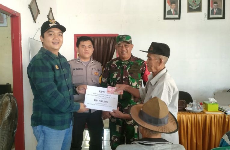 Pembagian Bantuan langsung Tunai (BLT)Triwulan Desa Dusun baru II